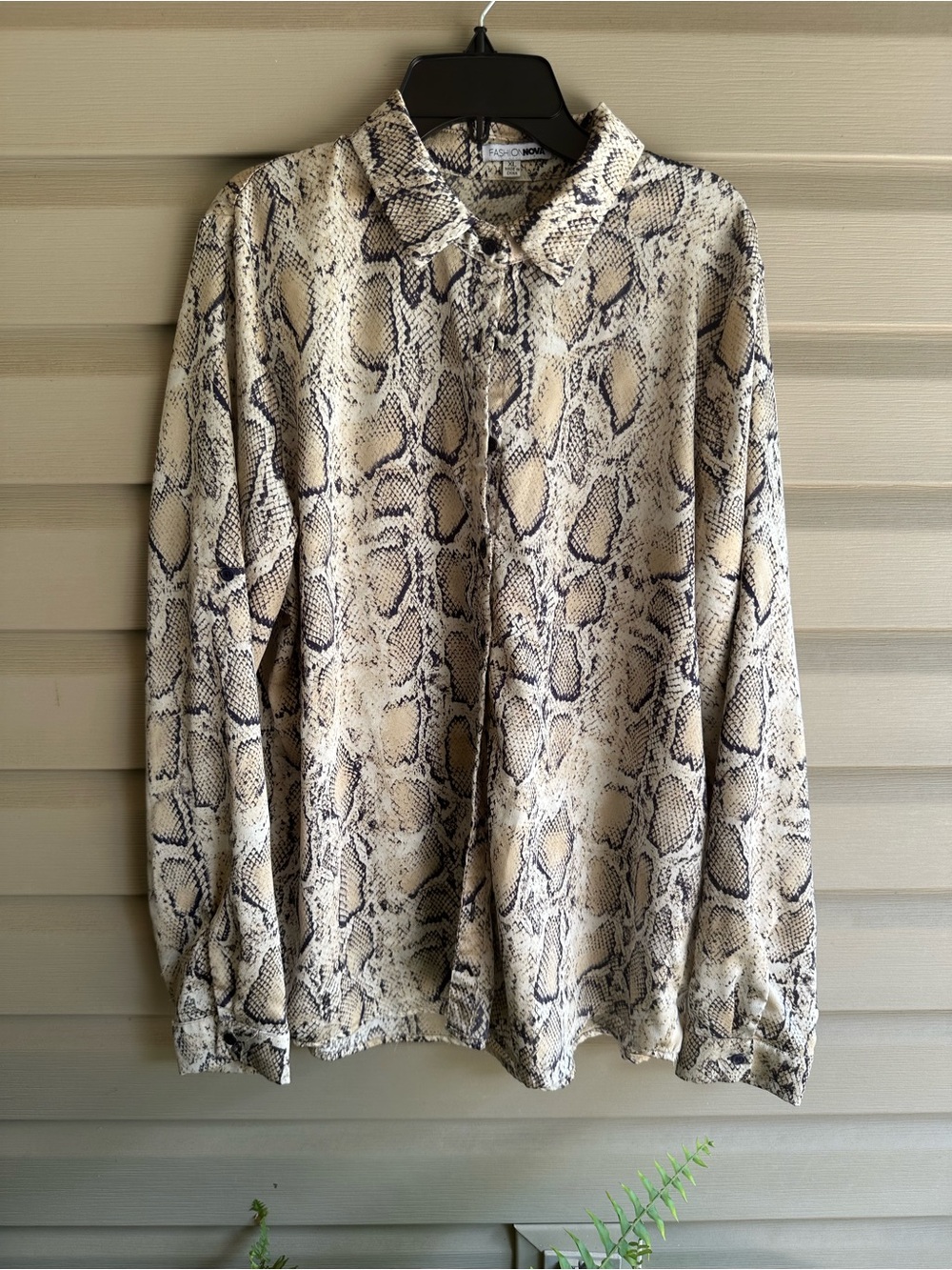 Fashion Nova Beige and Black Snake Print Button-Up Women’s Blouse  XL (*2*2)